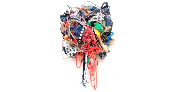 wandobject Bound 8 h60xbr32xh8cm textiel restanten, kabel, keycords en PLO sjaal