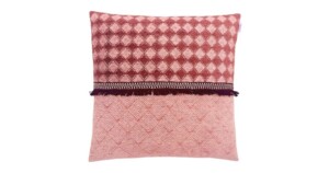 kussen Amarant 50x50cm  lichtroze met bordeaux band