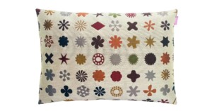 kussen MeS stof Maharam handgemaakt Marlies Spaan Amsterdam