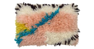 kussen Fluffy Sakura 40x60cm Sale lichtroze wit geel en blauw
