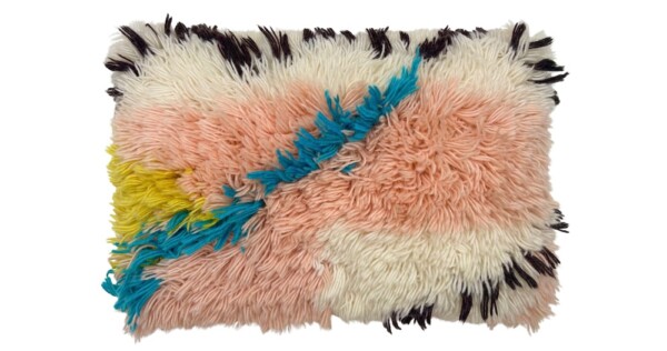 kussen Fluffy Sakura 40x60cm Sale lichtroze wit geel en blauw
